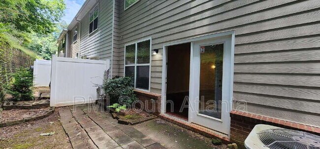 Building Photo - 3325 Fernview Dr