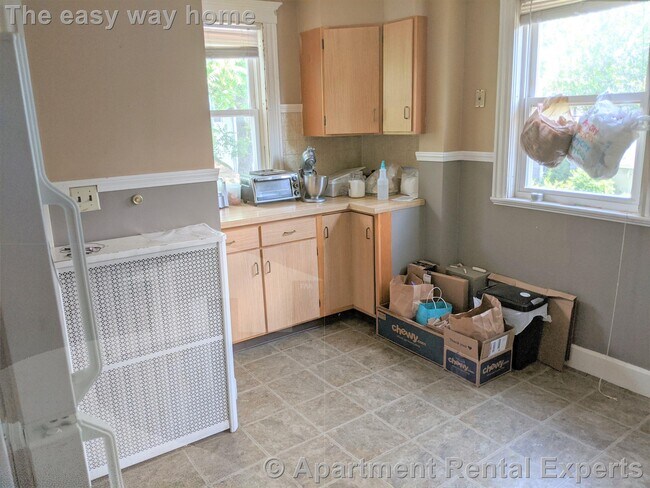 Building Photo - TEELE SQ 2BR * Parking Included - All Util...