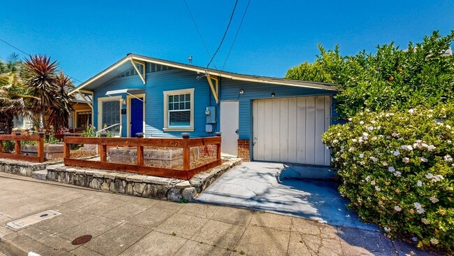Building Photo - Charming 2 Bedroom 1 Bathroom Single Famil...
