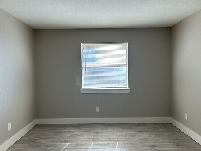 Building Photo - 316 Timber Ridge Dr