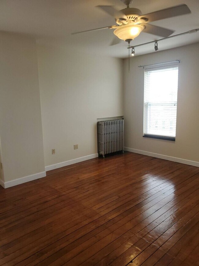 Building Photo - 713 W 33rd St