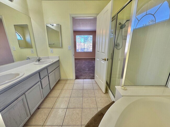 Building Photo - Charming home in a desirable Henderson neighborhood