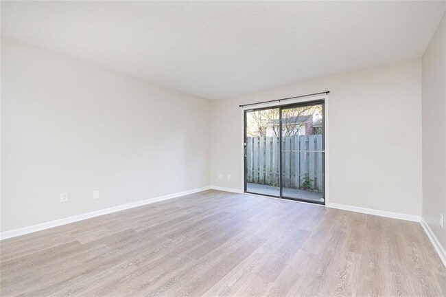 Building Photo - 742 Brentwood Pl