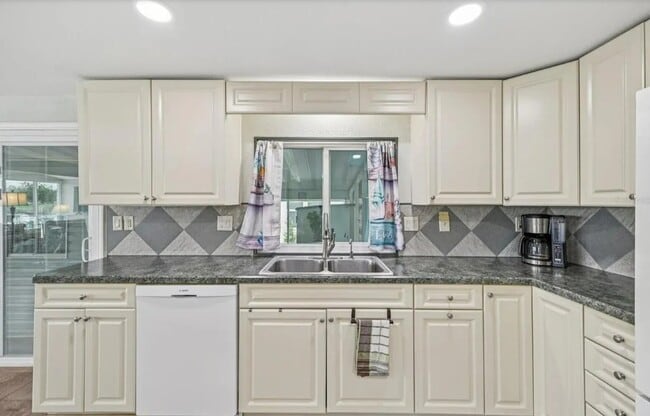 Building Photo - 106 Lazy River Rd