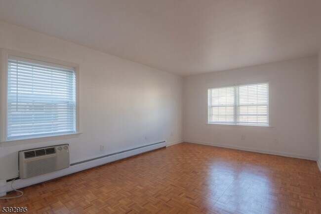 Building Photo - 135 S Maple Ave