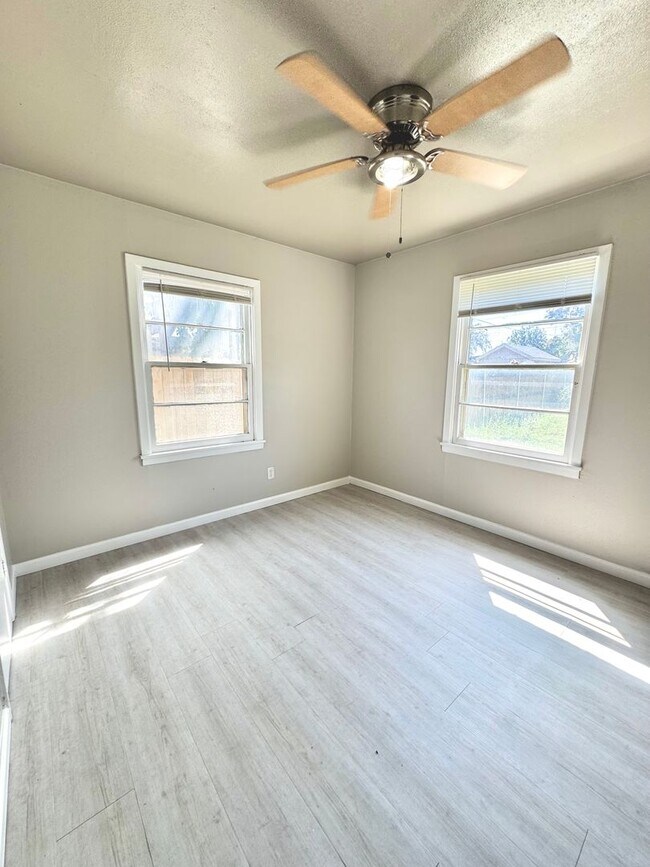 Building Photo - 4 Bed 2 Bath Move In Ready! Pre-Leasing