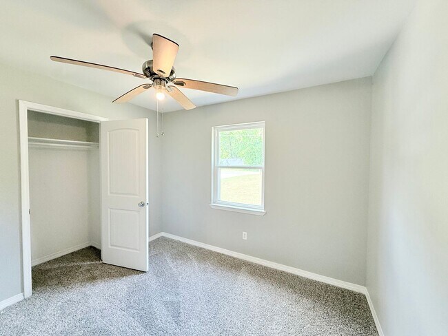 Building Photo - 3-Bedroom Home - Large Yard