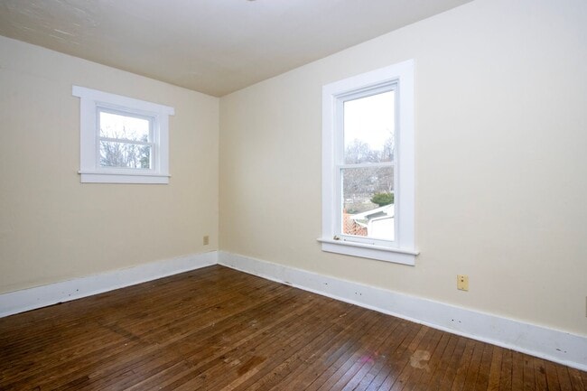 Building Photo - Three bedroom duplex