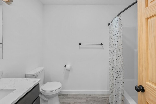 Building Photo - 423 W 3rd St