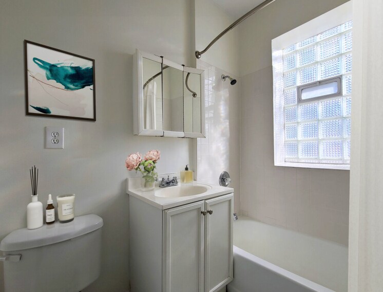 Building Photo - 626 W Barry Ave