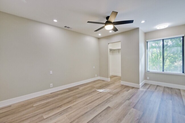 Building Photo - Stunning Modern Almost New Condo, Pets Welcome!