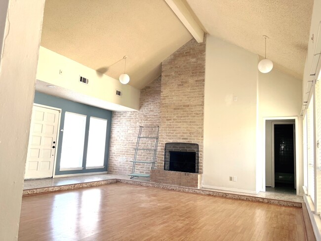 Building Photo - 13903 Greenway Dr