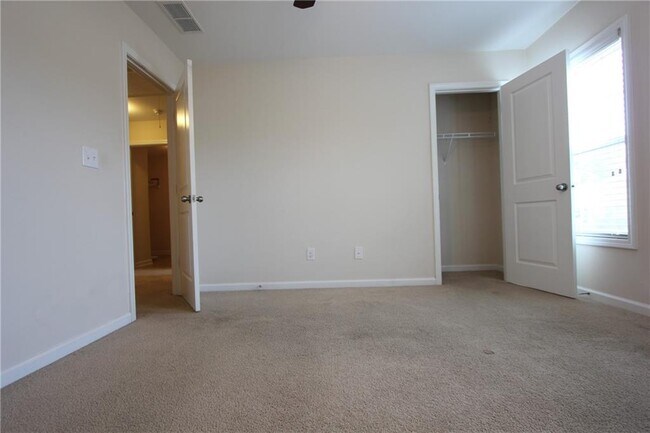 Building Photo - 2132 Greencrest Cir