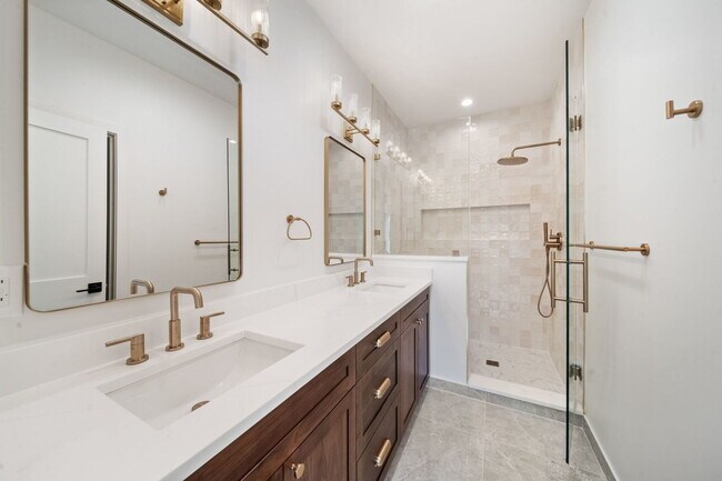 Building Photo - 1635 W 21st Pl