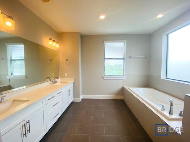 Building Photo - 2202 Arabelle St