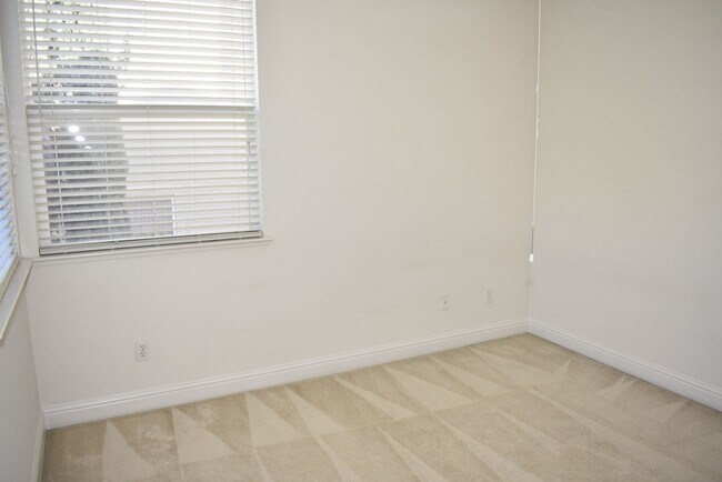 Building Photo - 630 Rogers Cir