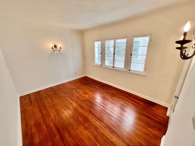 Building Photo - Charming Belmont Shore 2BD/1BA in Spanish-Style Duplex | Garage Included