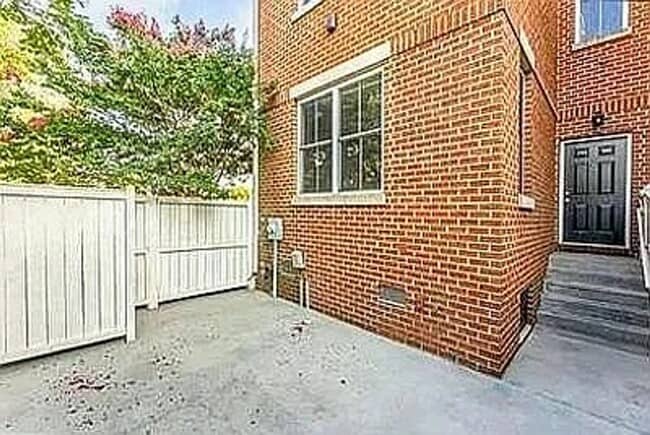 Building Photo - 21 S Plum St