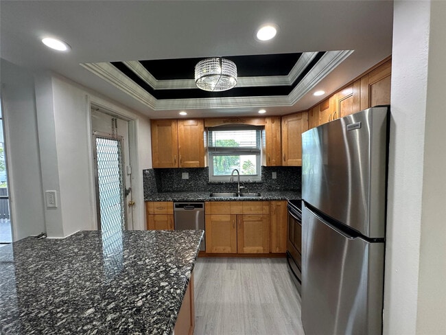 Building Photo - 651 Pine Dr