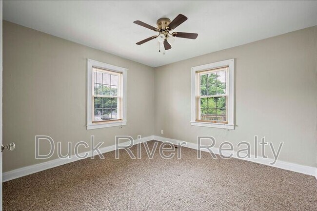 Building Photo - 2135 Thomas Ave