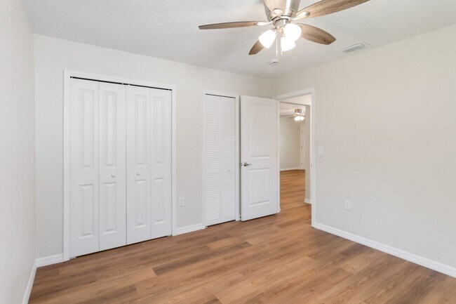 Building Photo - MOVE IN SPECIAL-Beautiful Newly Renovated 2/1 Duplex in St. Cloud Close To Lakefront