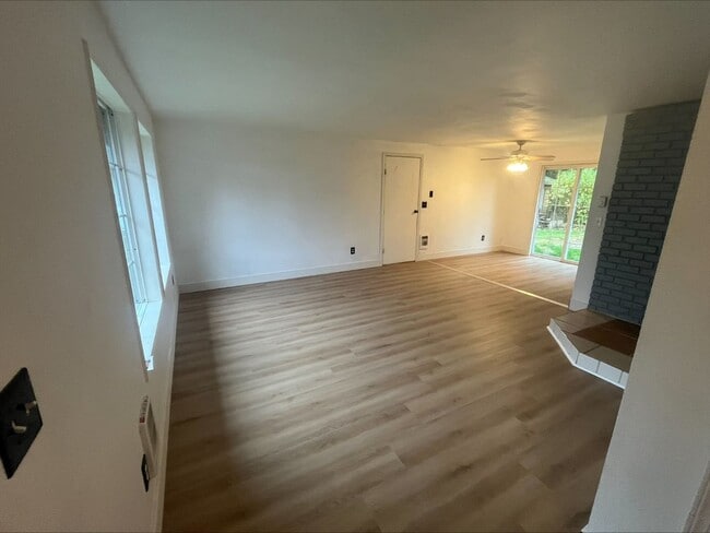 Building Photo - Charming home in a great neighborhood