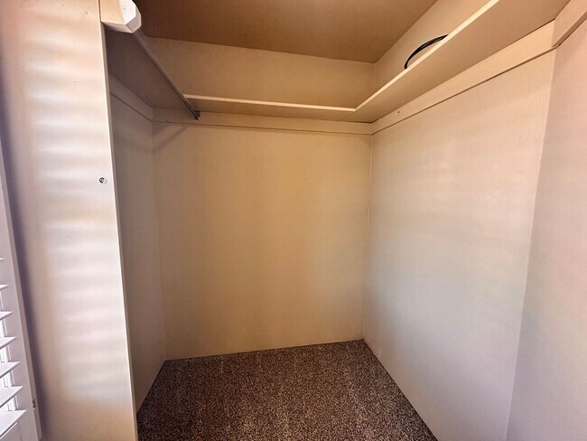 Building Photo - Spacious 4 Bed in Deer Creek