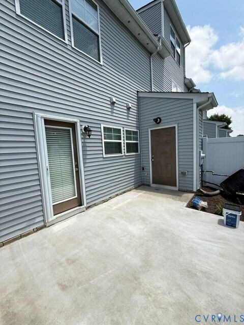 Building Photo - 8057 Ellendale Dr