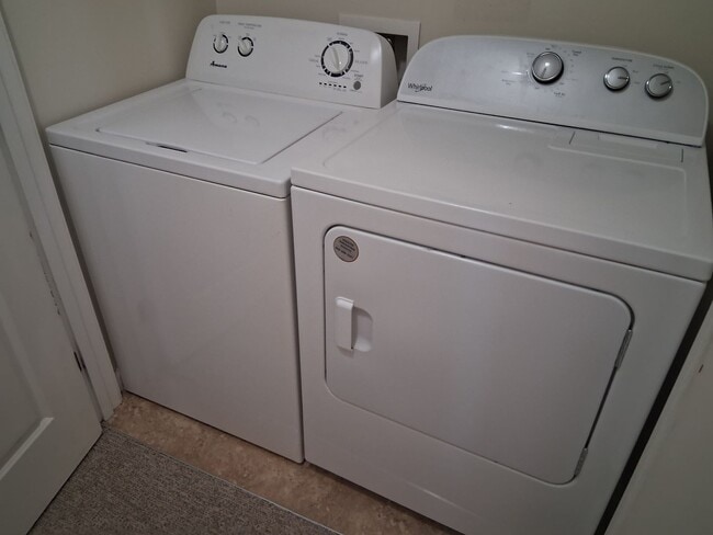 Building Photo - Cute, clean 2 bedroom upstairs apartment with patio.