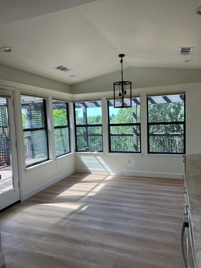 Building Photo - Beautiful Updated West Redding Home!
