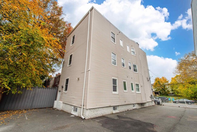 Building Photo - 263 S 10th St