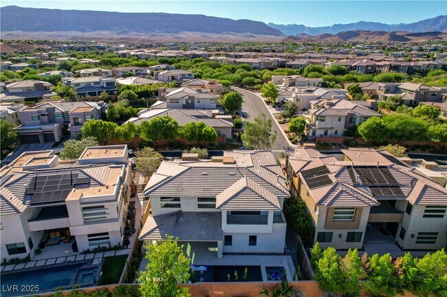 Building Photo - 68 Grey Feather Dr