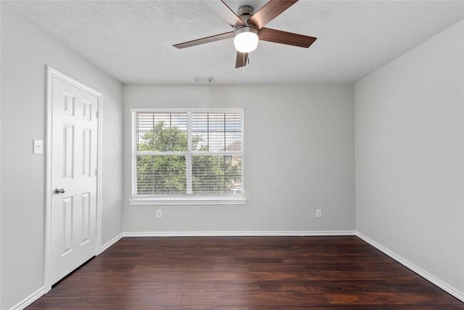 Building Photo - 14425 Rosehedge Ct