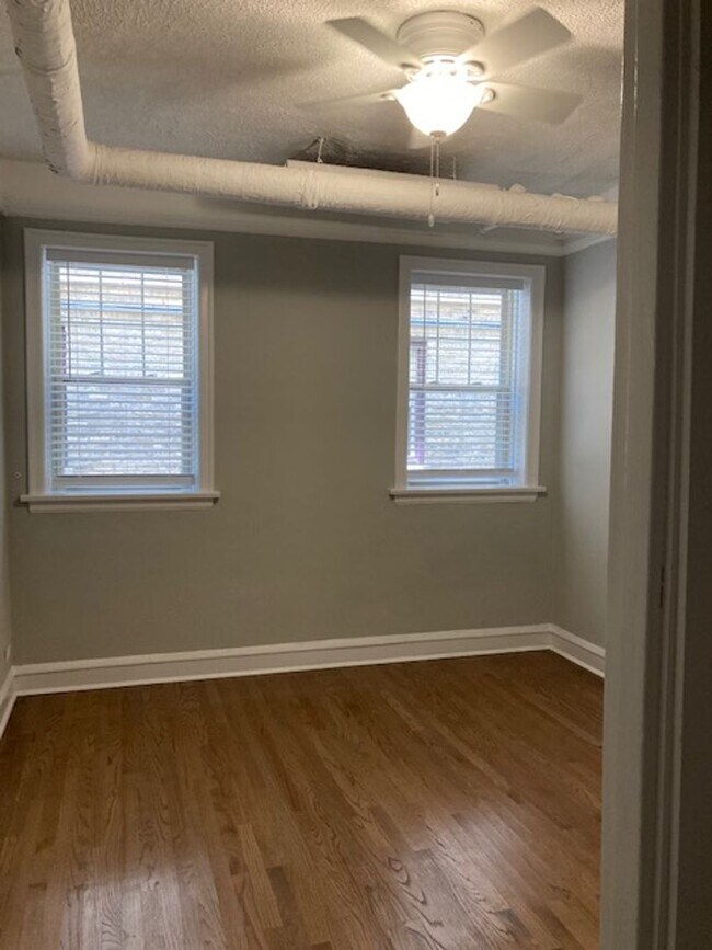 Building Photo - East Rogers Park One Bedroom