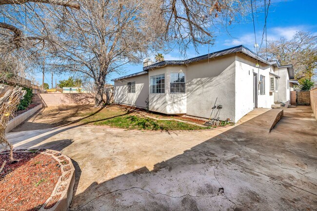 Building Photo - Stylish 4-Bed Mid-Century Home