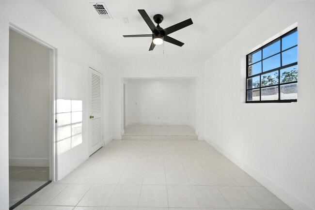 Building Photo - 4613 W Fair Oaks Ave