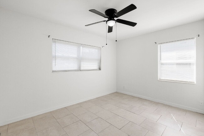Building Photo - Home For Rent in St Pete!