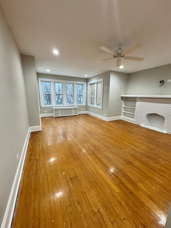 Building Photo - 1727 W Bryn Mawr Ave