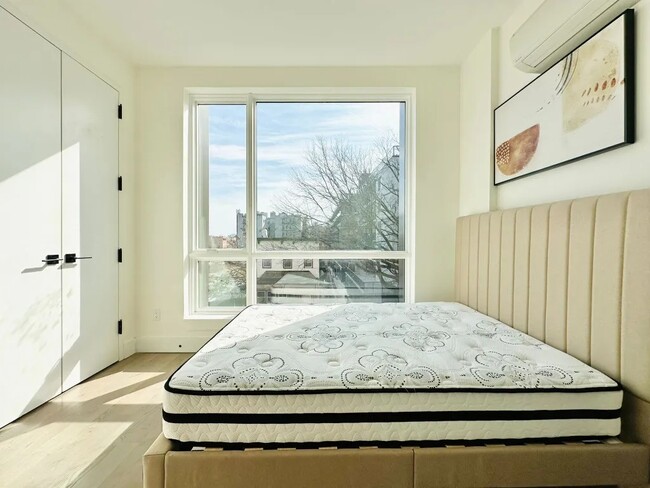 Building Photo - Private Bedroom in a 4 bedroom / 1,5 bathr...