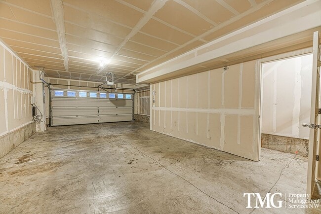 Building Photo - Gorgeous Four Bedroom Townhome in Hillsboro!