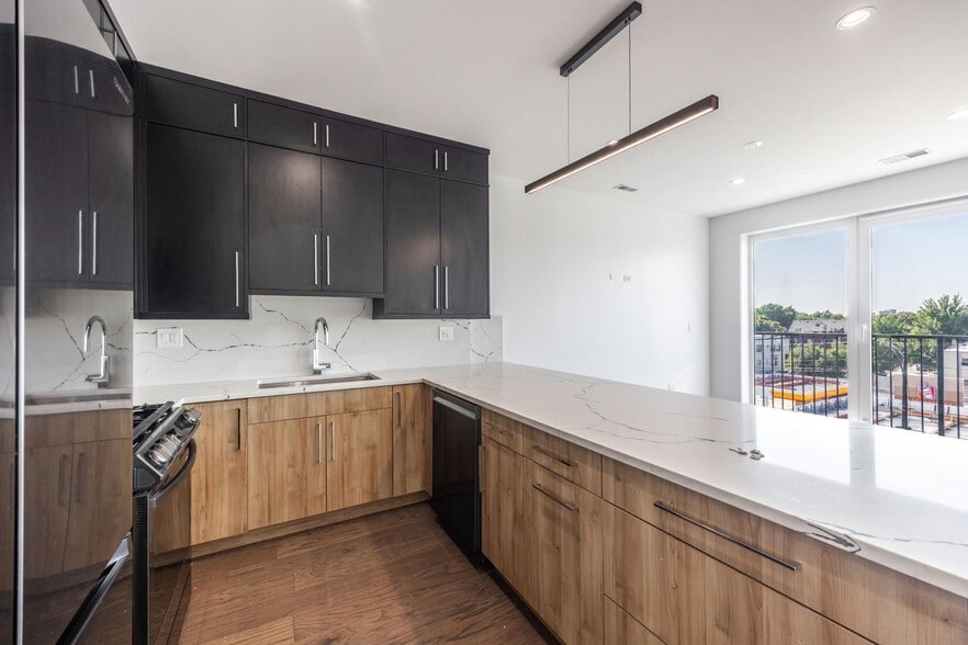 Building Photo - 3008 W Belmont Ave