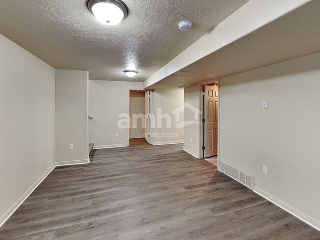 Building Photo - 10766 N Cypress