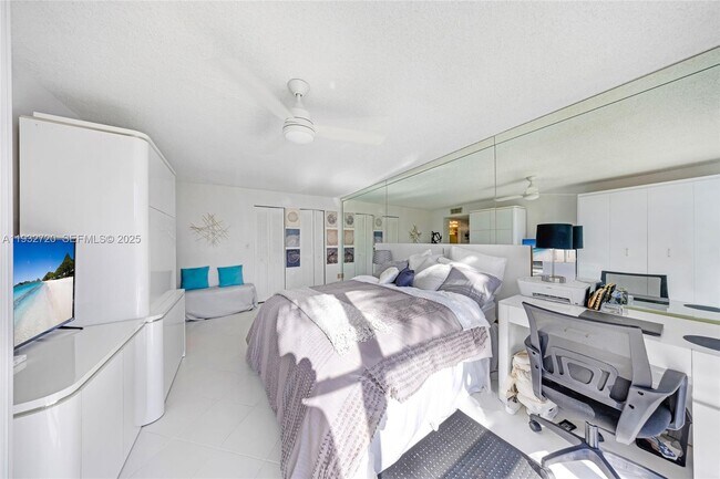 Building Photo - 800 Parkview Dr