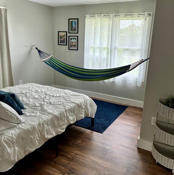 Queen/Bedroom #2 - 15247 Fairoaks Ln