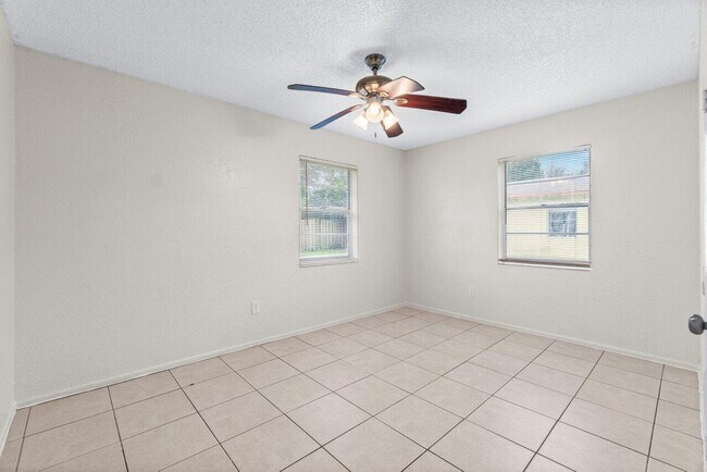 Building Photo - 4907 Gulfstream Rd