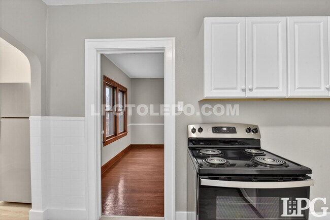 Building Photo - 2041 Loxley Rd