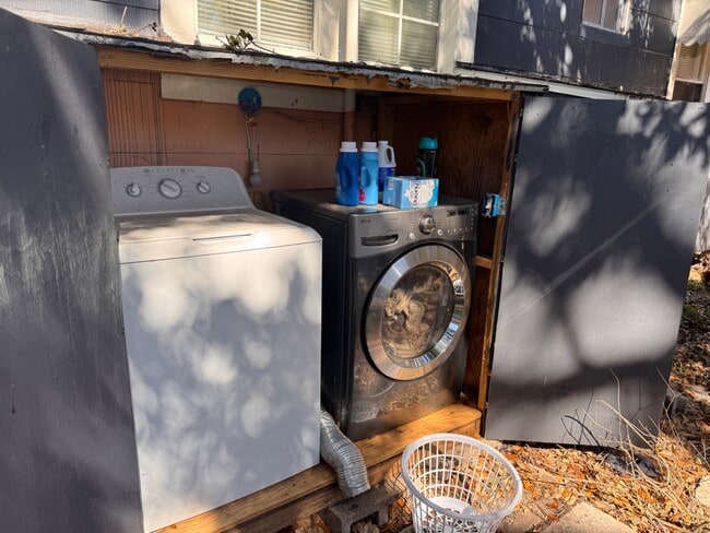 Building Photo - 2512 W Rio Vista Ave