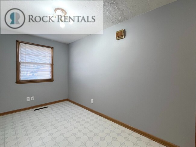 Building Photo - Beautifully Updated 4 Bed 2 Bath in South Hutchinson