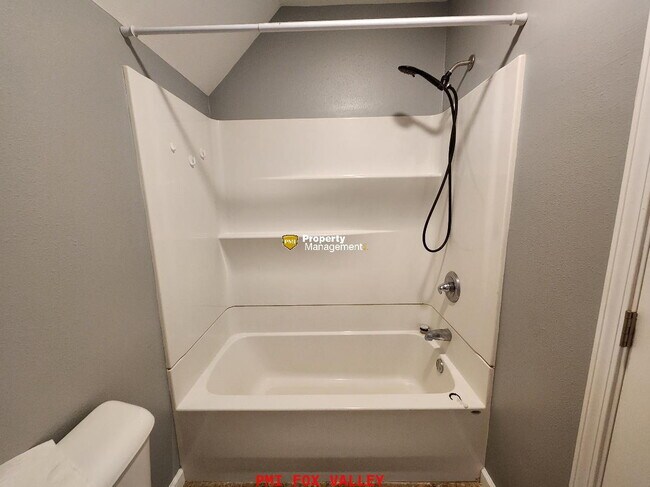 Building Photo - 2 Bedroom Upper