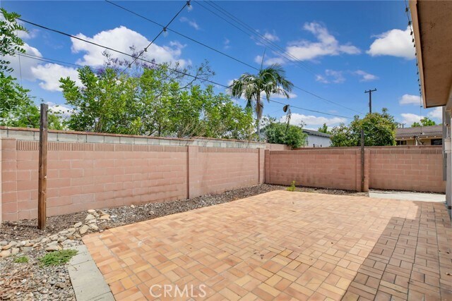 Building Photo - 1015 E Walnut Ave